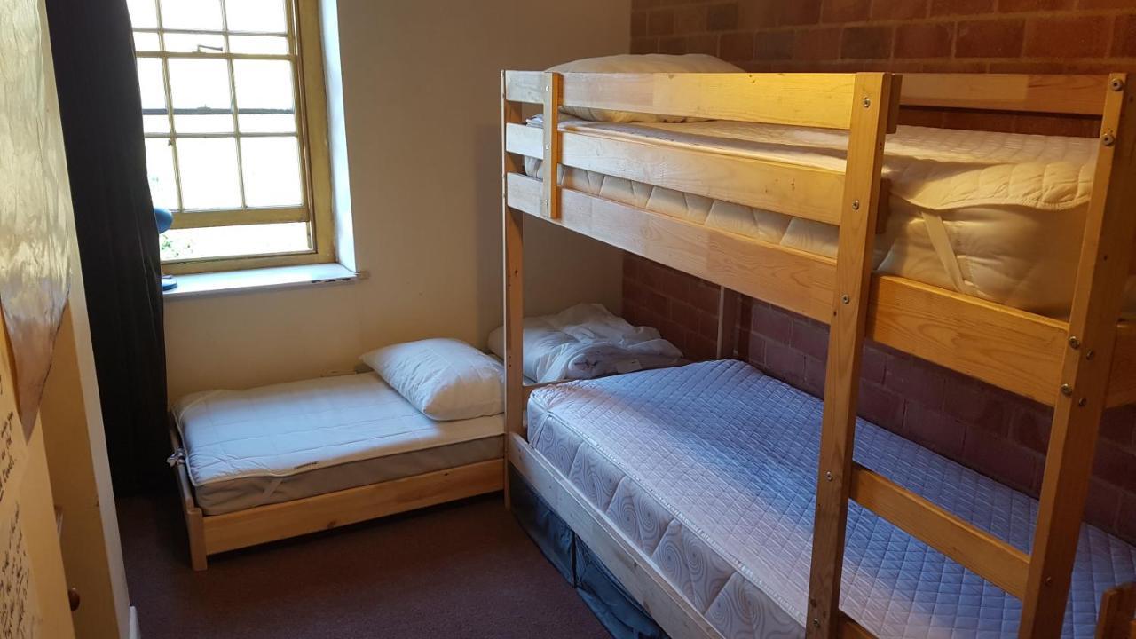 'Yellow Wood Micro Hostel-Eco Urban Bothy Style Very Basic But Cosy Redecorating But Cheap & Friendly Quiet Time Lockout 11Pm-7Am Bring Towel Or Hire Brecon Kültér fotó