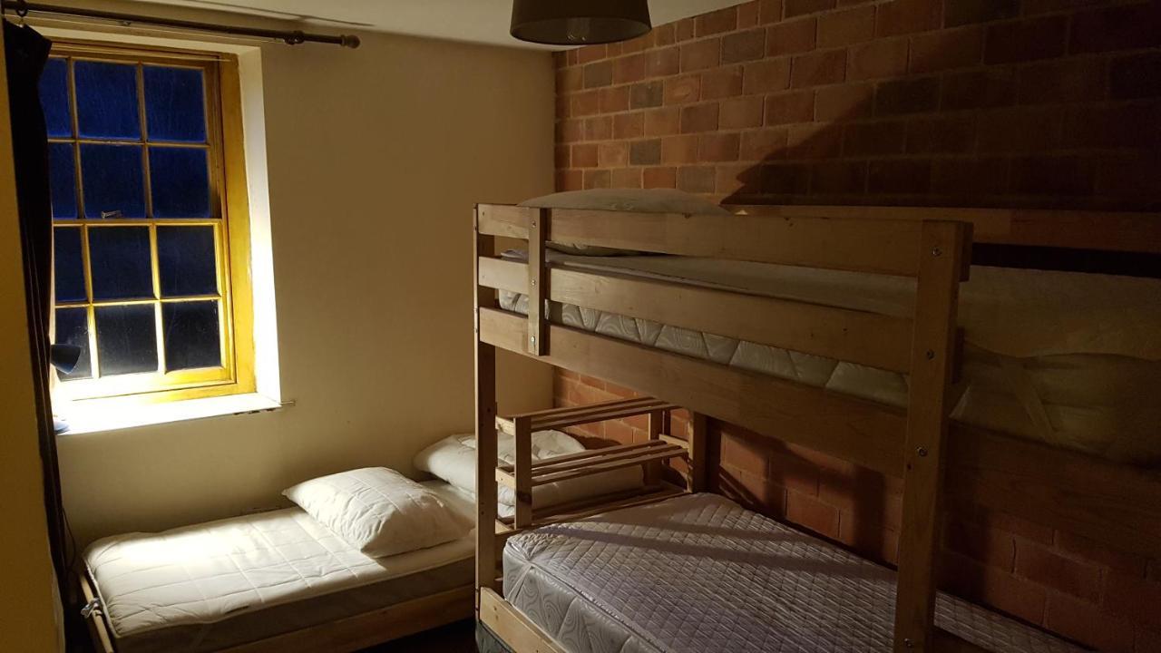 'Yellow Wood Micro Hostel-Eco Urban Bothy Style Very Basic But Cosy Redecorating But Cheap & Friendly Quiet Time Lockout 11Pm-7Am Bring Towel Or Hire Brecon Kültér fotó