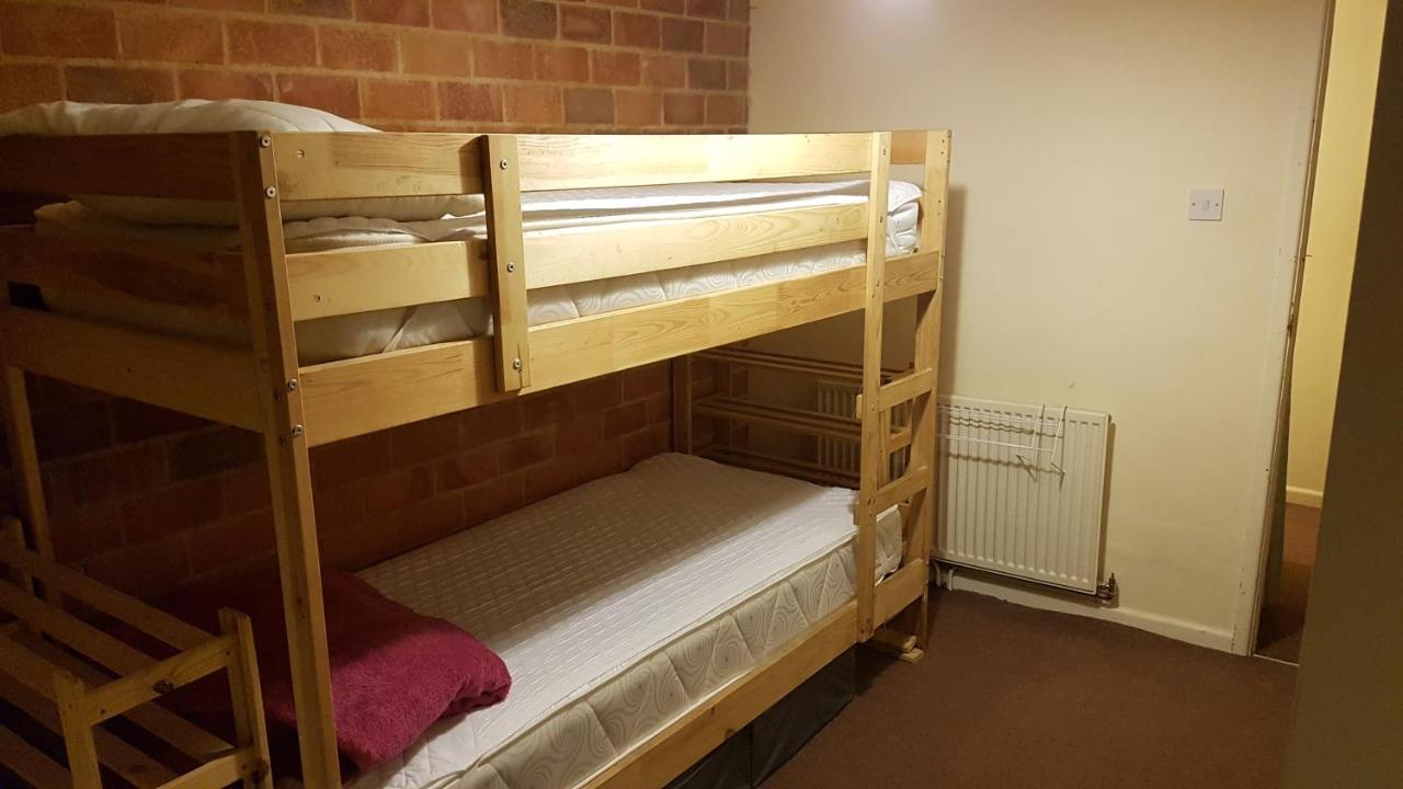 'Yellow Wood Micro Hostel-Eco Urban Bothy Style Very Basic But Cosy Redecorating But Cheap & Friendly Quiet Time Lockout 11Pm-7Am Bring Towel Or Hire Brecon Kültér fotó