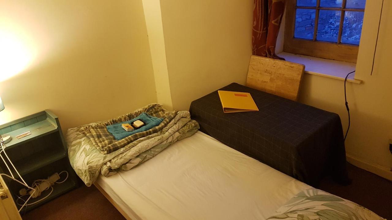 'Yellow Wood Micro Hostel-Eco Urban Bothy Style Very Basic But Cosy Redecorating But Cheap & Friendly Quiet Time Lockout 11Pm-7Am Bring Towel Or Hire Brecon Kültér fotó