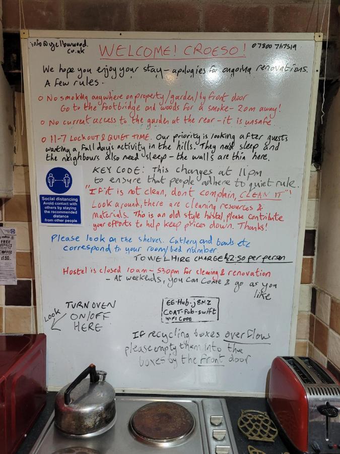 'Yellow Wood Micro Hostel-Eco Urban Bothy Style Very Basic But Cosy Redecorating But Cheap & Friendly Quiet Time Lockout 11Pm-7Am Bring Towel Or Hire Brecon Kültér fotó