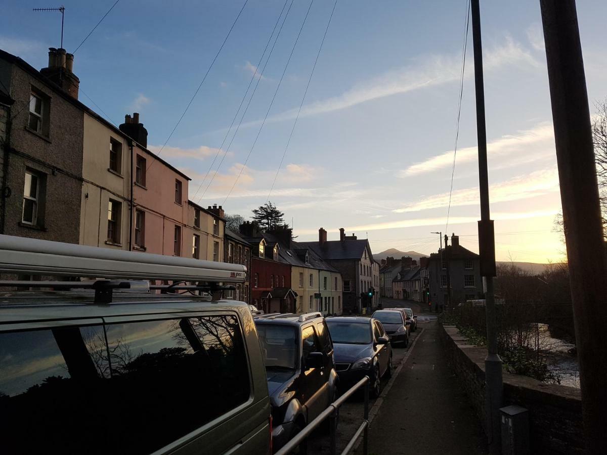 'Yellow Wood Micro Hostel-Eco Urban Bothy Style Very Basic But Cosy Redecorating But Cheap & Friendly Quiet Time Lockout 11Pm-7Am Bring Towel Or Hire Brecon Kültér fotó