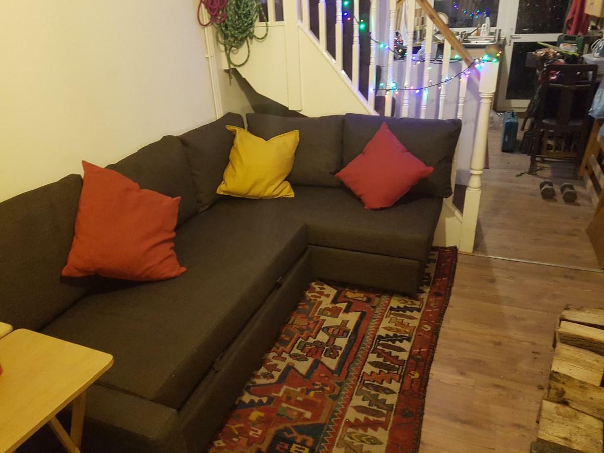 'Yellow Wood Micro Hostel-Eco Urban Bothy Style Very Basic But Cosy Redecorating But Cheap & Friendly Quiet Time Lockout 11Pm-7Am Bring Towel Or Hire Brecon Kültér fotó