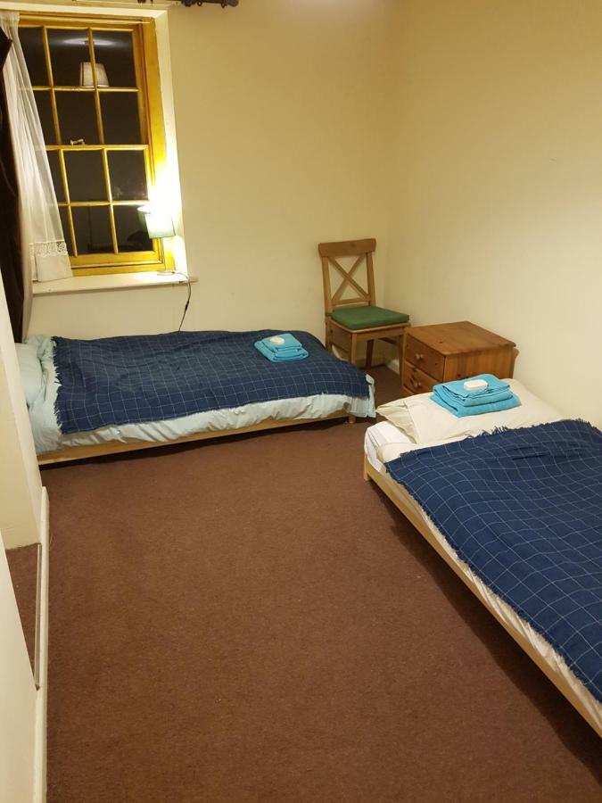 'Yellow Wood Micro Hostel-Eco Urban Bothy Style Very Basic But Cosy Redecorating But Cheap & Friendly Quiet Time Lockout 11Pm-7Am Bring Towel Or Hire Brecon Kültér fotó