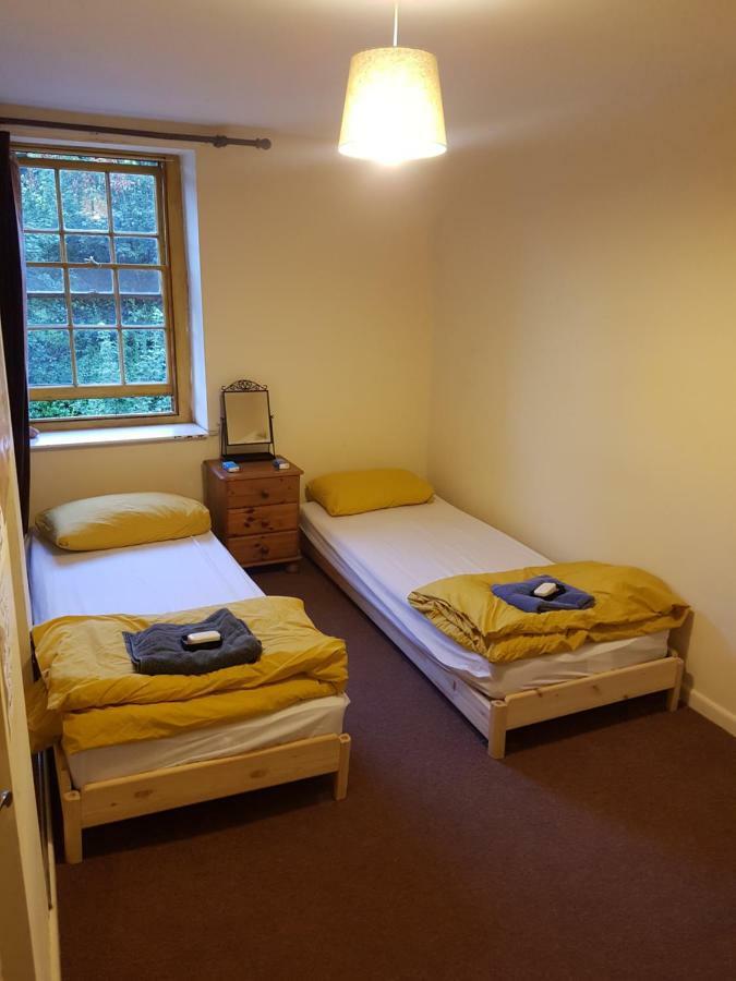 'Yellow Wood Micro Hostel-Eco Urban Bothy Style Very Basic But Cosy Redecorating But Cheap & Friendly Quiet Time Lockout 11Pm-7Am Bring Towel Or Hire Brecon Kültér fotó